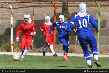 دیدار تیمهای فوتبال بانوان شهرداری سیرجان و دلوارکشتی جنوب بوشهر