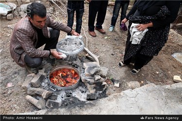 آیین سنتی پخت و توزیع غذای نذری در روستای اراضی