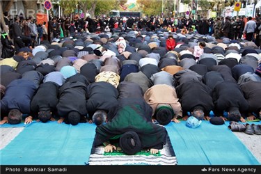 اقامه نماز ظهر عاشورا در آیین عزاداری عاشورای حسینی در سنندج