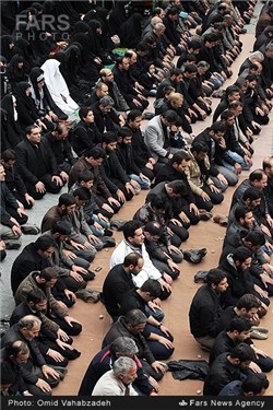 اقامه نماز در آیین عزاداری عاشورای حسینی در خوانسار