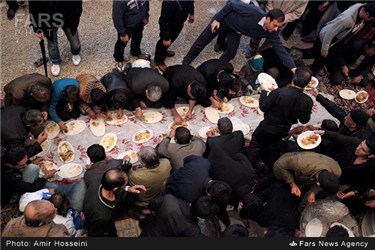 آیین سنتی پخت و توزیع غذای نذری باغ ملک اصفهان