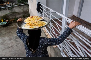 توزیع غذای نذری(نذری پلا) در ظهر عاشورا در روستای بالا زیراب سوادکوه