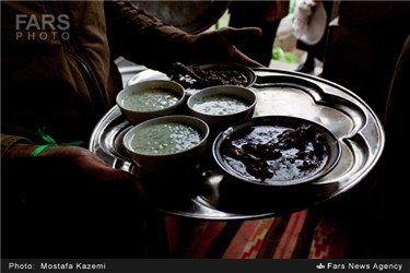توزیع غذای نذری(نذری پلا) در ظهر عاشورا در روستای بالا زیراب سوادکوه