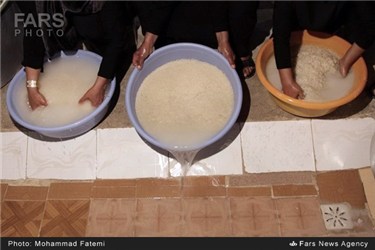 آماده سازی غذای نذری آیین عزاداری عاشورای حسینی در روستای دوراهک بوشهر