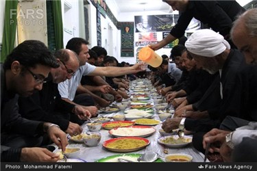 توزیع غذای نذری در آیین عزاداری عاشورای حسینی در روستای دوراهک بوشهر