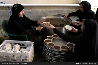 توزیع غذای نذری در آیین عزاداری عاشورای حسینی در روستای دوراهک بوشهر
