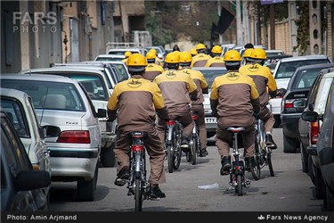 توزیع قبض ماهیانه برق توسط ماموران شرکت توزیع برق با دوچرخه های برقی ، سیرجان