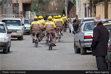 توزیع قبض ماهیانه برق توسط ماموران شرکت توزیع برق با دوچرخه های برقی ، سیرجان