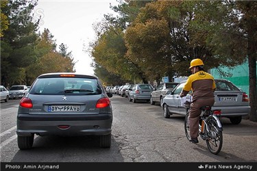 توزیع قبض ماهیانه برق توسط ماموران شرکت توزیع برق با دوچرخه های برقی ، سیرجان