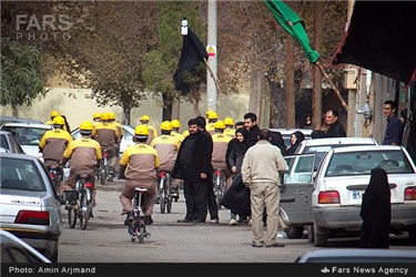 توزیع قبض ماهیانه برق توسط ماموران شرکت توزیع برق با دوچرخه های برقی ، سیرجان