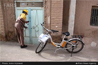 توزیع قبض ماهیانه برق توسط ماموران شرکت توزیع برق با دوچرخه های برقی ، سیرجان