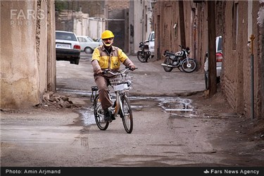 توزیع قبض ماهیانه برق توسط ماموران شرکت توزیع برق با دوچرخه های برقی ، سیرجان