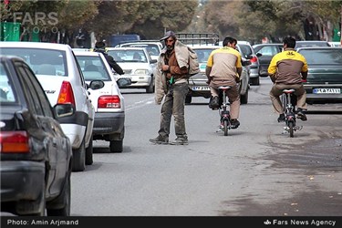 توزیع قبض ماهیانه برق توسط ماموران شرکت توزیع برق با دوچرخه های برقی ، سیرجان