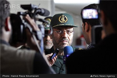 سردار حسین دهقان وزیر دفاع در جمع خبرنگاران
