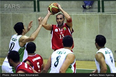 دیدار تیم های بسکتبال ذوب آهن و نیروی زمینی تهران در ورزشگاه ذوب آهن اصفهان