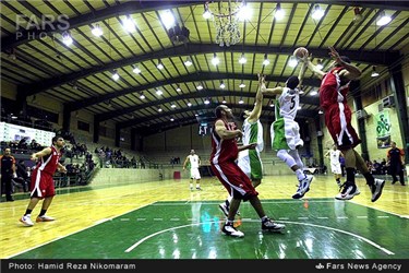 دیدار تیم های بسکتبال ذوب آهن و نیروی زمینی تهران در ورزشگاه ذوب آهن اصفهان