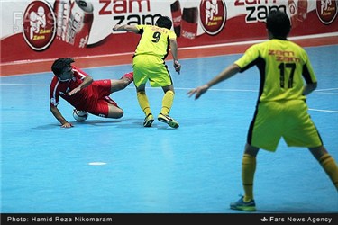 دیدار تیم های فوتسال زمزم اصفهان و دبیری تبریز در ورزشگاه پیروزی اصفهان