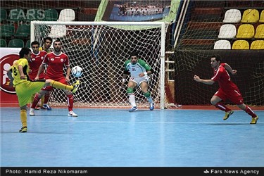 دیدار تیم های فوتسال زمزم اصفهان و دبیری تبریز در ورزشگاه پیروزی اصفهان