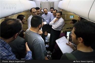 گفتگوی سید عباس عراقچی عضو تیم مذاکره کننده هسته ای ایران  در داخل هواپیما با خبرنگاران اعزامی به ژنو