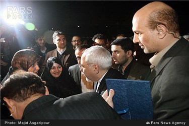 استقبال و گفتگوی همسر شهید رضایی نژاد دانشمند هسته ای ایران از محمدجواد ظریف وزیر امور خارجه ایران در فرودگاه مهرآباد تهران