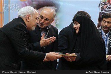 تقدیر از خانواده های شهدای هسته ای در همایش بسیجیان سازمان انرژی اتمی ایران