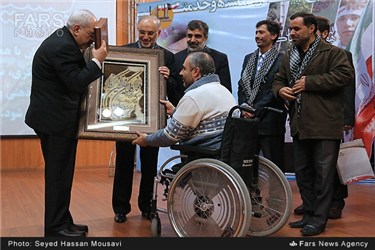 تقدیر از محمد جواد ظریف در همایش بسیجیان سازمان انرژی اتمی ایران