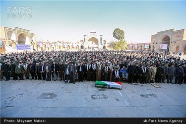 اقامه نماز در مراسم تشییع پیکر شهید مجید نبیل جانباز قطع نخاعی 70 درصد دوران دفاع مقدس در قزوین