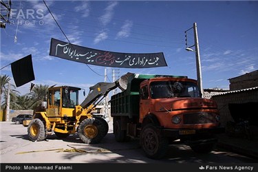 انتقال آوار به جا مانده از زلزله در دشتستان روستای دهقاید برازجان