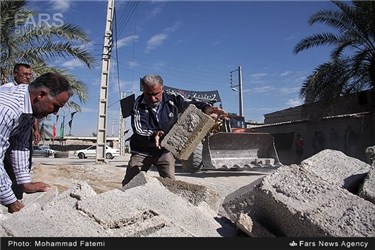 انتقال آوار به جا مانده از زلزله در دشتستان روستای دهقاید برازجان
