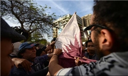 حامیان ارتش مصر پرچم قطر را به آتش کشیدند