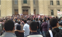 اعتراض‌ها به کشته شدن دانشجوی مصری ادامه دارد/ تظاهرات دانشجویی در دانشگاه قاهره+عکس