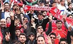 ورود هوادار پرسپولیس در جریان بازی به زمین