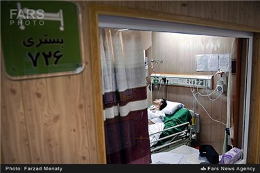 احمد عزیزی (شاعر) بر روی تخت  آی‌ سی‌ یو بیمارستان امام رضا(ع) کرمانشاه