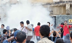 درگیری نیروهای امنیتی با دانشجویان حامی اخوان در میدان نهضه