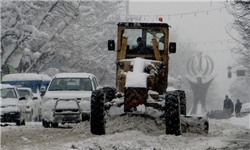 عملیات پاکسازی معابر لغزنده و پوشیده از برف در شهرکرد آغاز شد