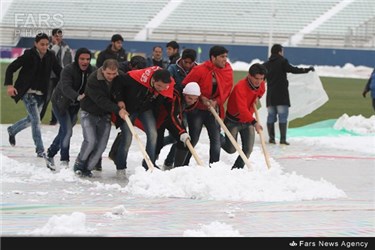 مشارکت طرفداران تیم فوتبال تراکتور سازی برای برف روبی استادیوم یادگار امام تبریز