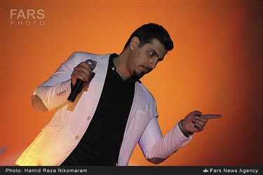 کنسرت موسیقی احسان خواجه امیری در تالار کوثر اصفهان