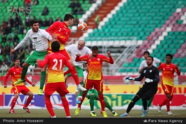 دیدار تیم های فوتبال ذوب آهن و فولاد خوزستان در ورزشگاه فولادشهر