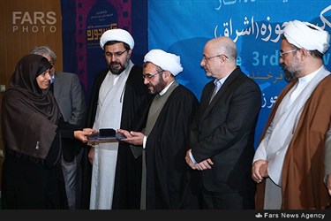 اهدا جایزه به منصوره معتمدی در جشنواره عکس اشراق ، استان قم