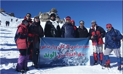 حضور 7 نفر از شرکت برق همدان در صعود کارکنان وزارت نیرو به قله الوند