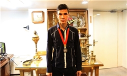 ورزشکار افغان مدال نقره خود را به موزه آستان مقدس قم اهدا کرد