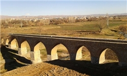 پل تاریخی قلعه حاتم با طبیعت سرسبز و درختان زیبا در بروجرد