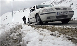 نجات خودروهای گرفتار در برف کجور / ارتفاع برف به 30 سانتی‌متر رسید