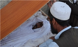 افغان‌ها جسد فردی که توسط نیروهای خارجی به قتل رسید را به پارلمان آوردند+عکس