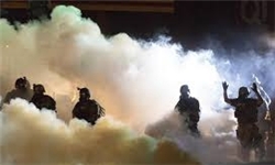 گاردین: قدرت‌نمایی پلیس و گارد ملی هم نتوانست ناآرامی‌های «فرگوسن» را سرکوب کند