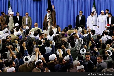 رهبر معظم انقلاب در دیدار با شرکت‌کنندگان مسابقات بین‌المللی قرآن به ابراز احساسات حاضرین پاسخ می دهد