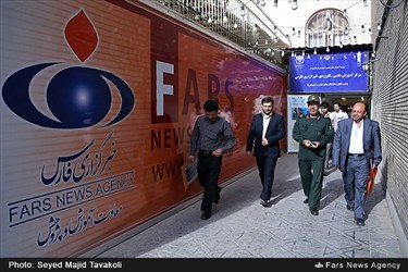 سردار رمضان شریف هنگام خروج از دانشکده رسانه خبرگزاری فارس