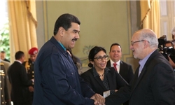 ونزوئلا و ایران 6 قرارداد همکاری برای مبارزه با جنگ اقتصادی امضا کردند