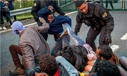 مهاجران خطاب به پلیس فرانسه: با ما مثل حیوان برخورد نکنید