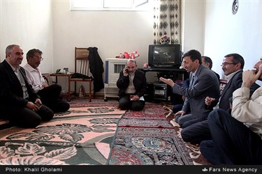 دیدار پرویز فتاح با یکی از خانواده های مددجو کمیته امداد امام (ره)
